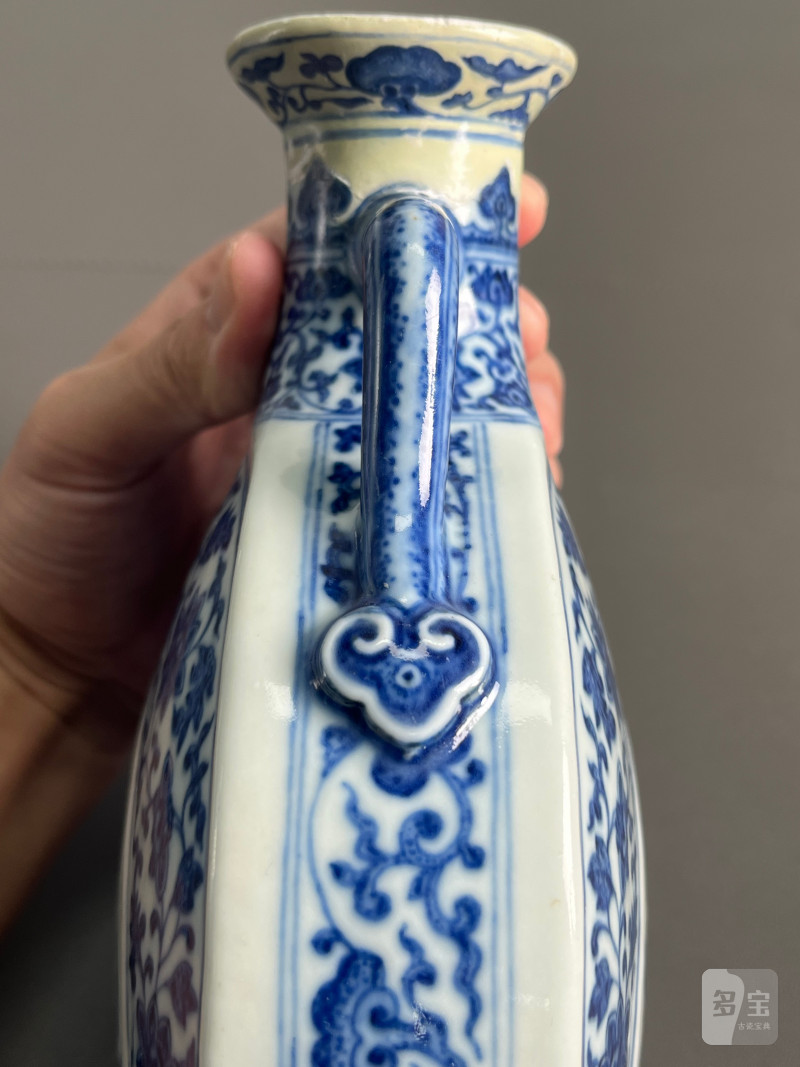 清乾隆  青花缠枝花卉福寿纹抱月瓶 - 图21